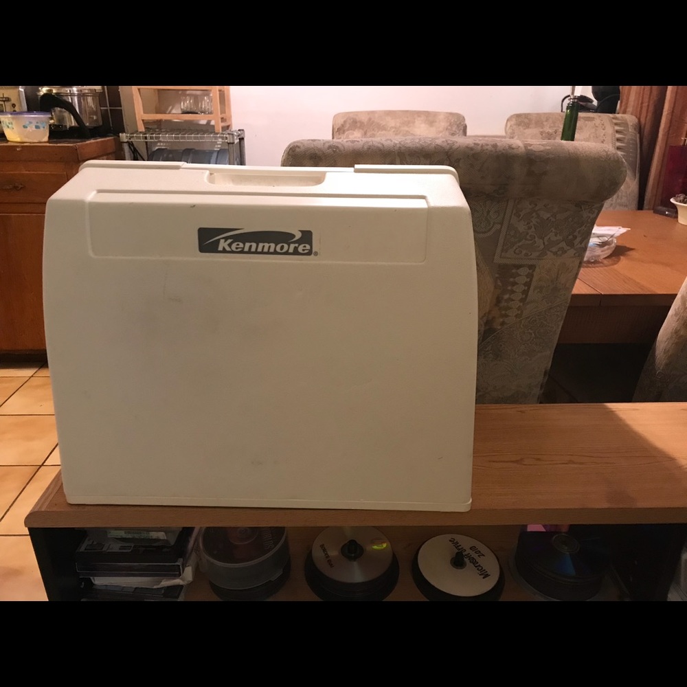 Sewing machine - Picture 2 of 2