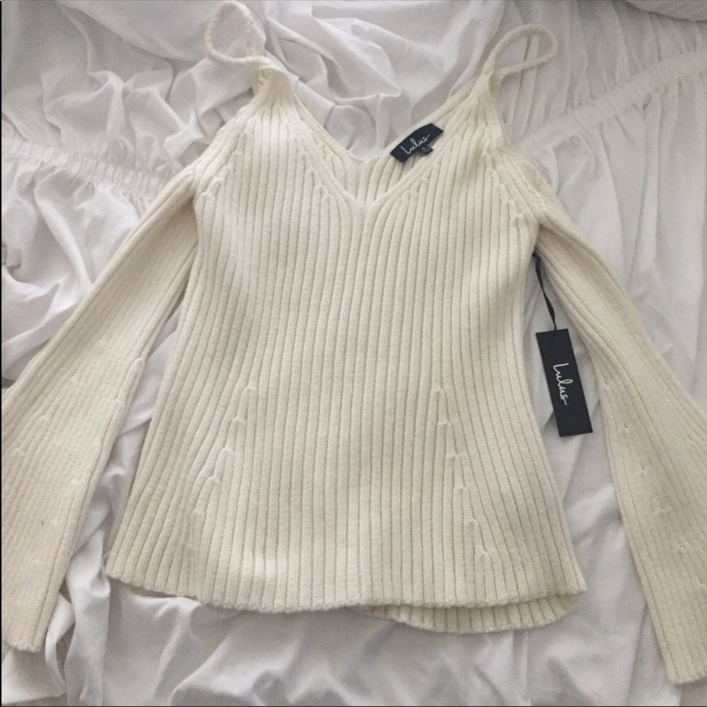 Lulu’s Cream Colored Cold Shoulder Sweater, Size S