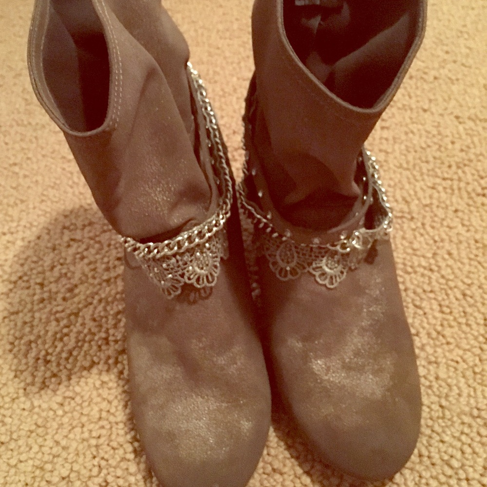 Not Rated boots size 8