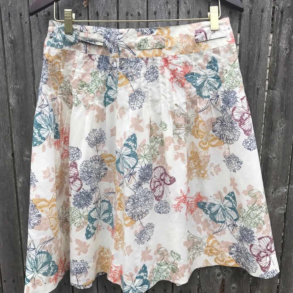 Cotton pleated skirt with tie belt.