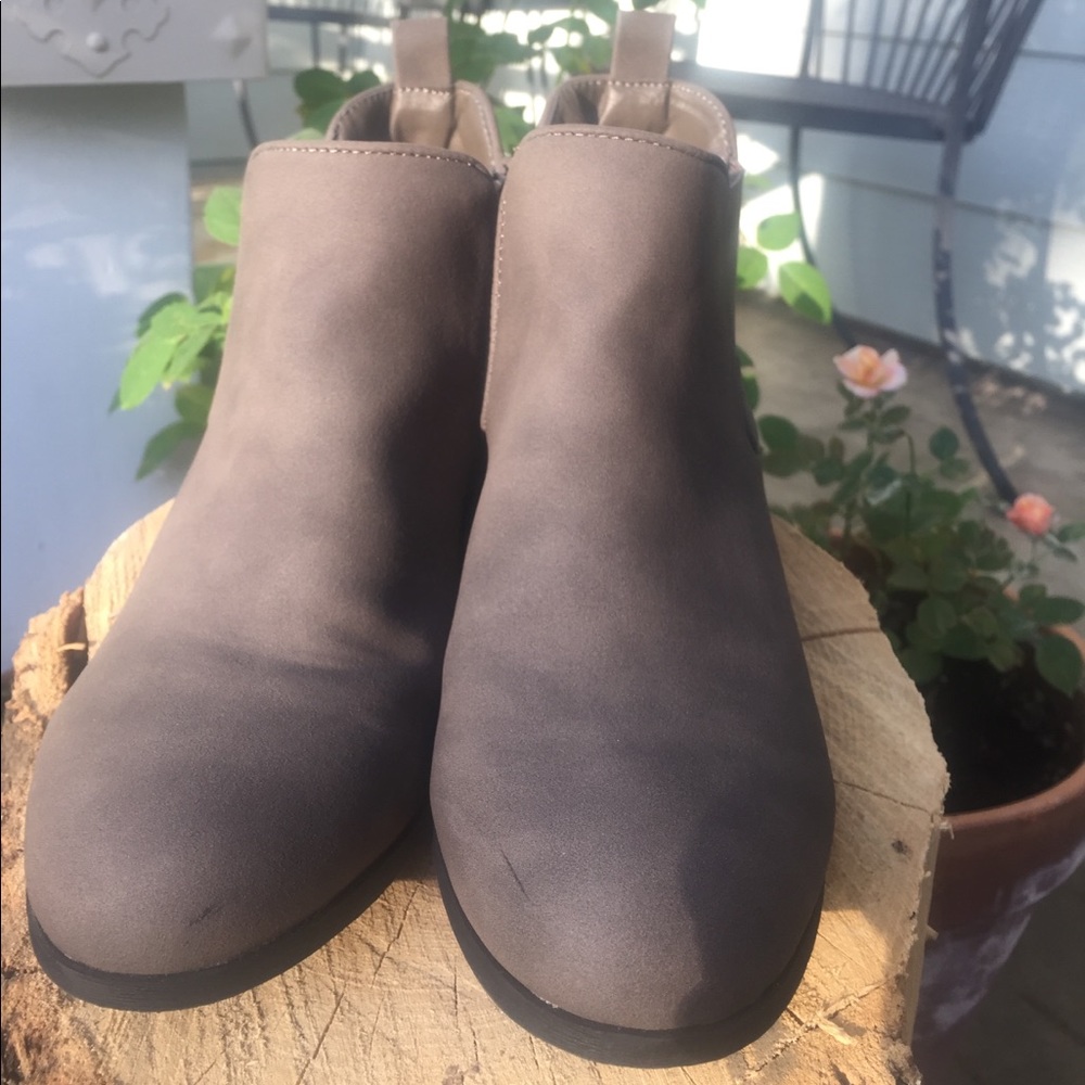 👢American Rag Cie ankle BOOTIE 🐿