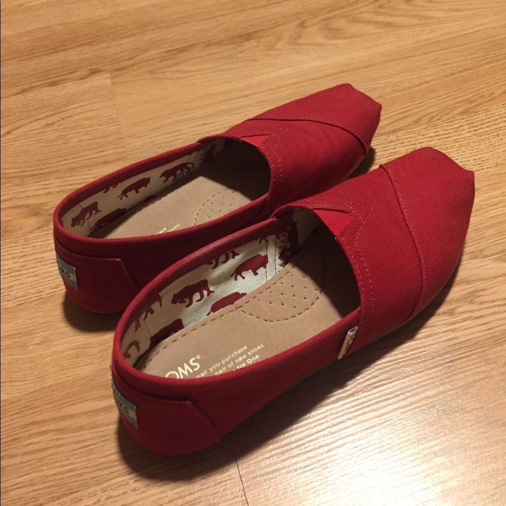 Classic red canvas Toms