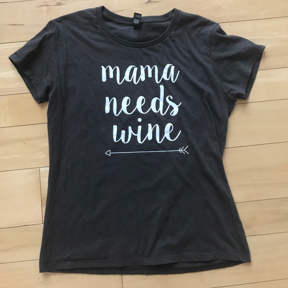 Mama Needs Wine Graphic Tee Sz M