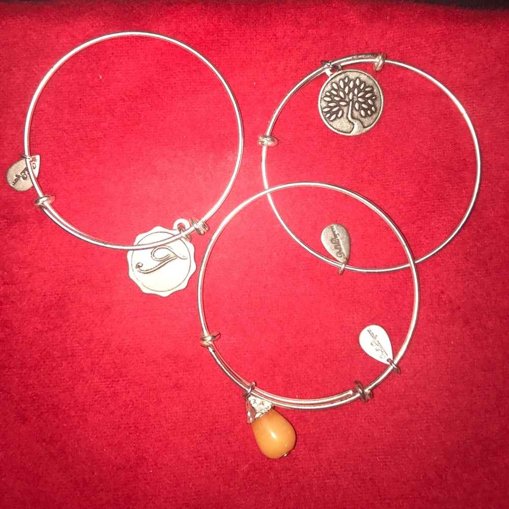 Letter T - Expandable Bangle Charm Bracelet slvr