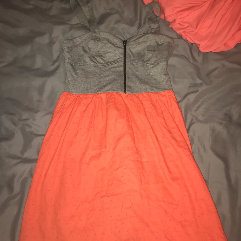 Zip up two toned dress!