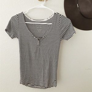 American Eagle black & White Soft & Sexy Tee 🖤