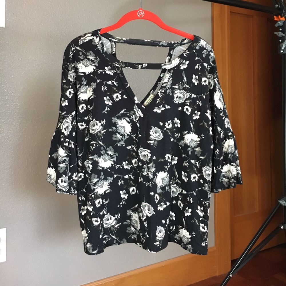 NWT - Key hole floral top
