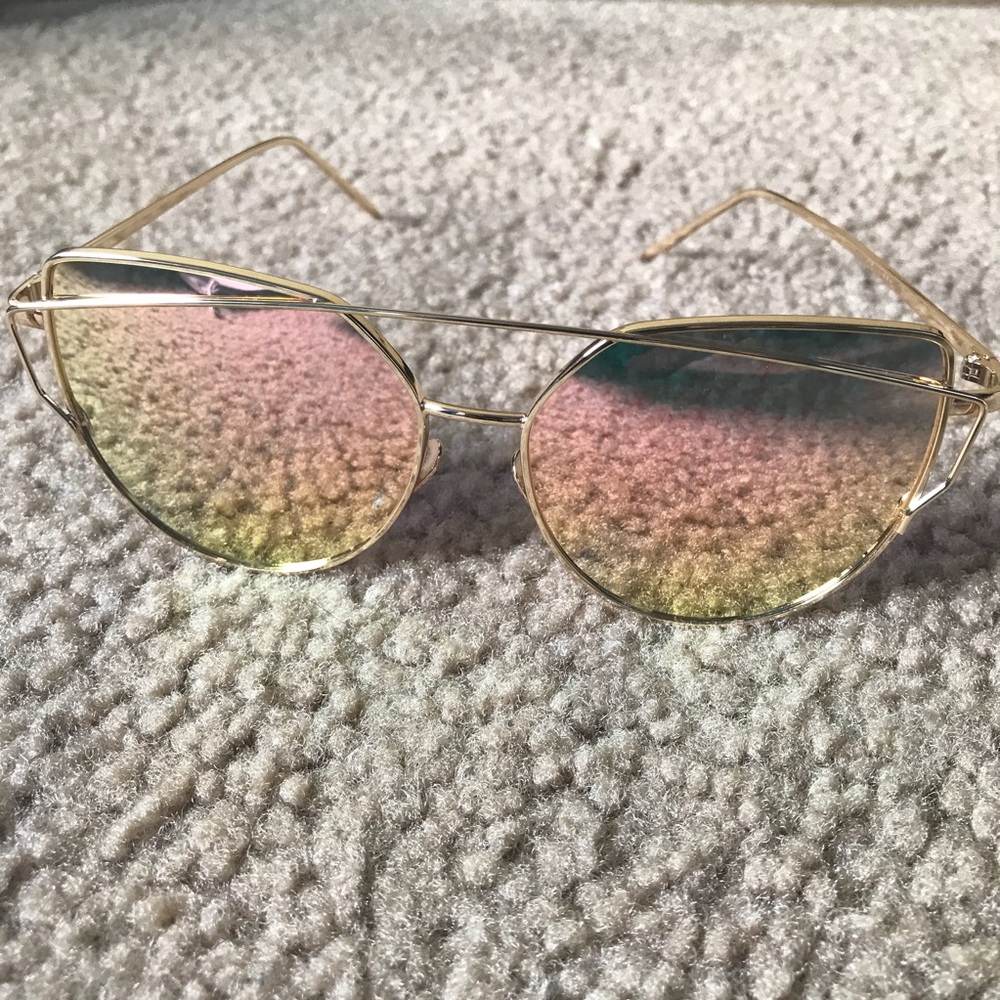 Cat eye mirrored sunglass