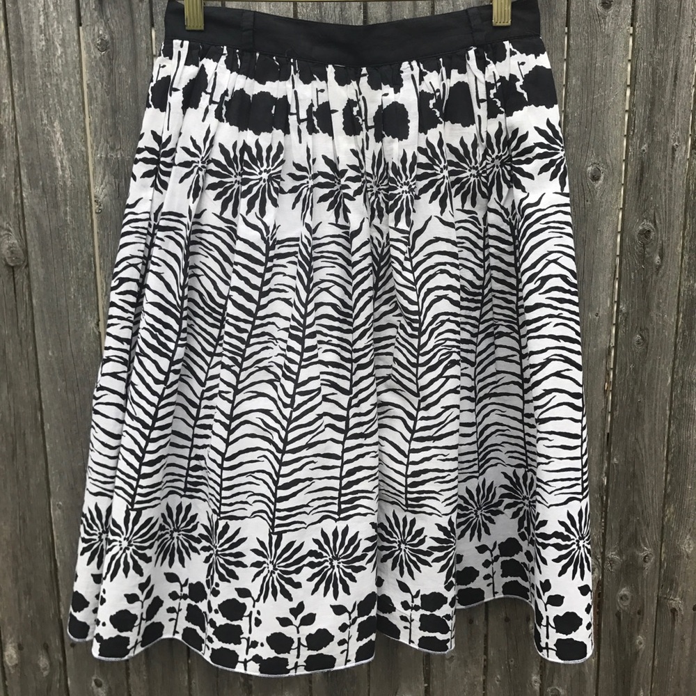 Cute black and white cotton lined pleated skirt.