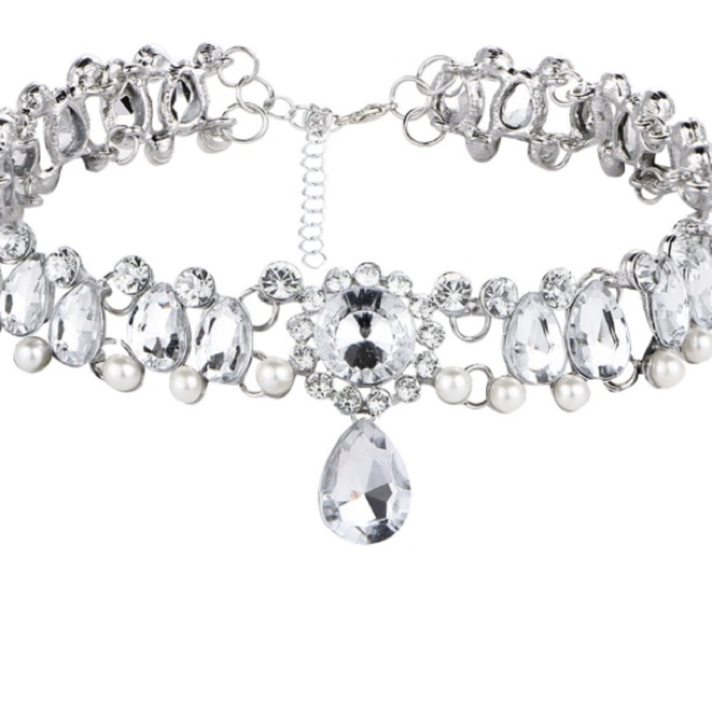 Beautiful Crystal Necklace - Picture 2 of 4