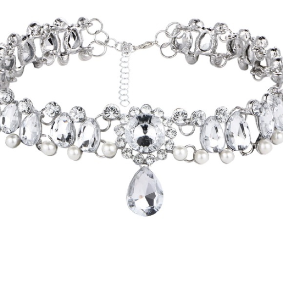 Beautiful Crystal Necklace - Picture 2 of 4