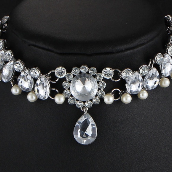 Beautiful Crystal Necklace - Picture 3 of 4