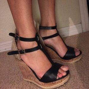 Cork strapping wedge