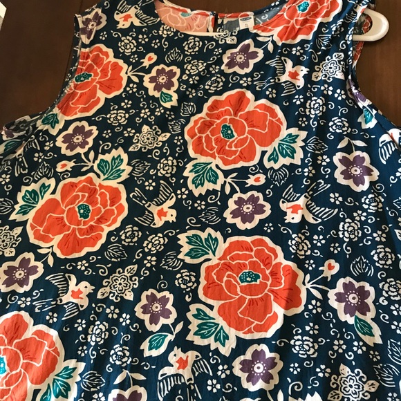 Pretty Flowy Floral Top - Picture 2 of 2