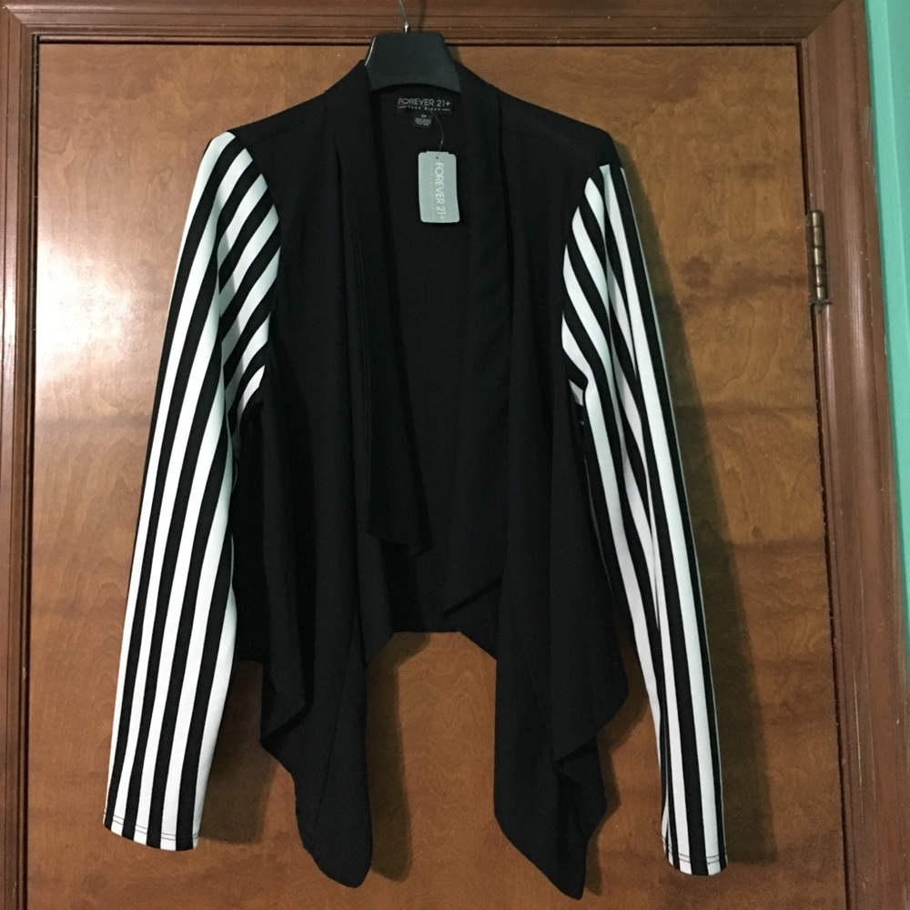 ❌SOLD❌Trendy black & white stripe sleeve blazer 2X