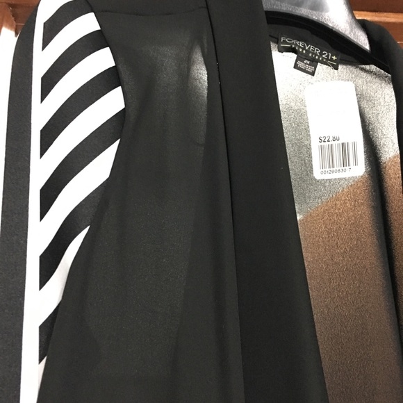 ❌SOLD❌Trendy black & white stripe sleeve blazer 2X - Picture 3 of 3