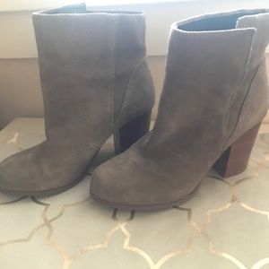 9.5 Sole Society ankle boots