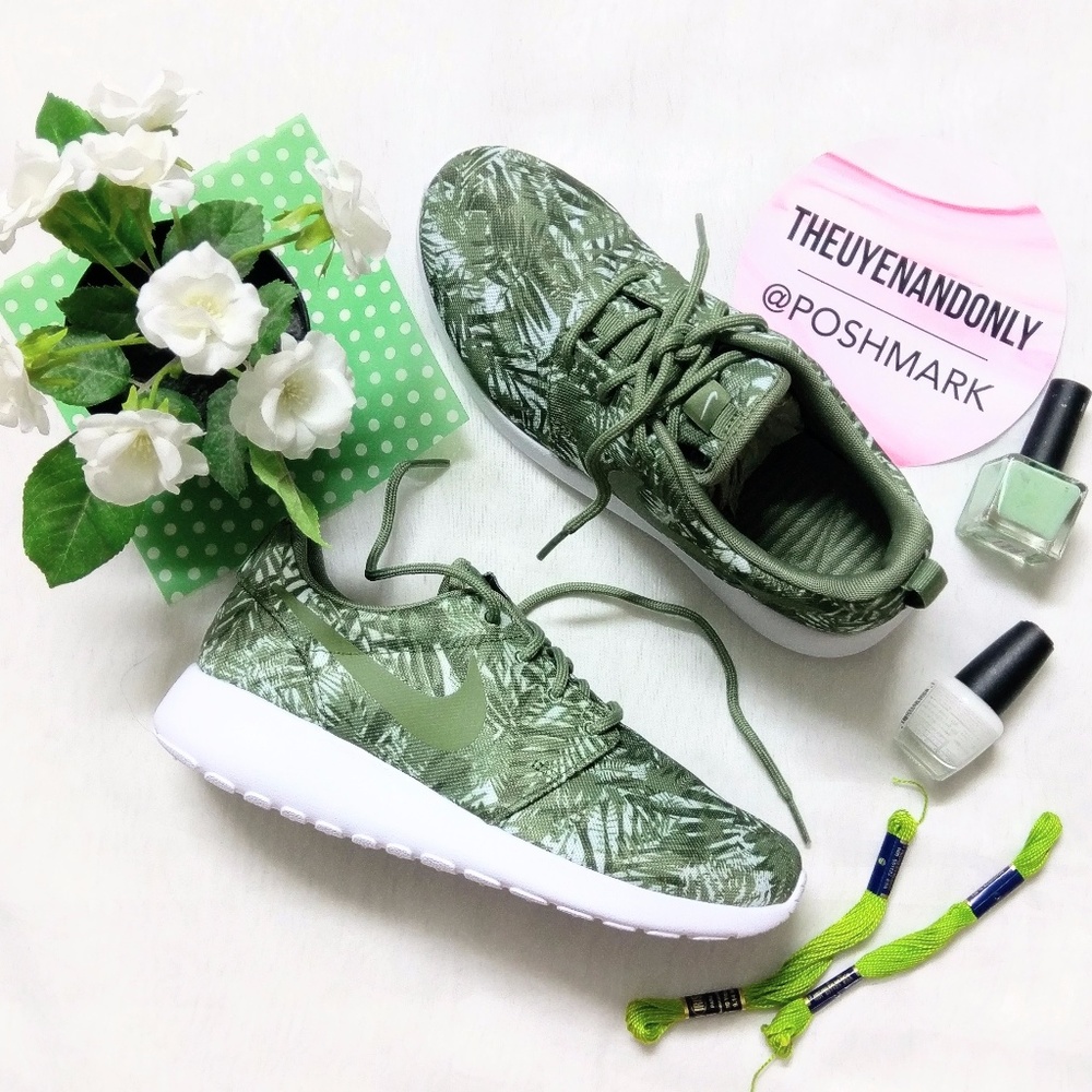 🎉HOST PICK 💠NEW Nike Roshe Tropical Print