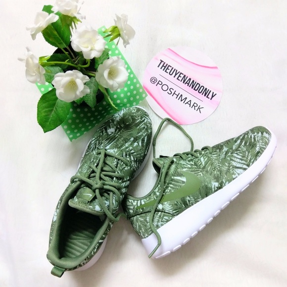 🎉HOST PICK 💠NEW Nike Roshe Tropical Print - Picture 2 of 8