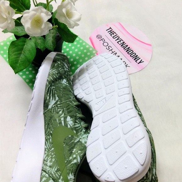 🎉HOST PICK 💠NEW Nike Roshe Tropical Print - Picture 5 of 8