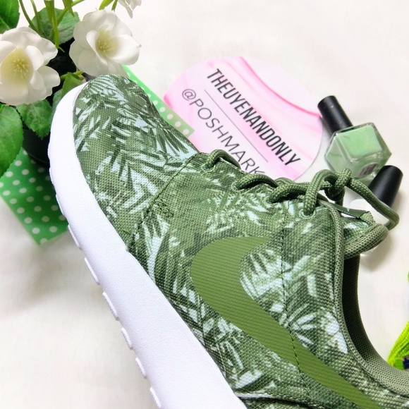 🎉HOST PICK 💠NEW Nike Roshe Tropical Print - Picture 6 of 8