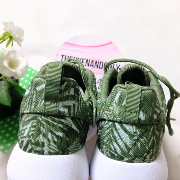 🎉HOST PICK 💠NEW Nike Roshe Tropical Print - Picture 3 of 8