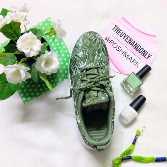 🎉HOST PICK 💠NEW Nike Roshe Tropical Print - Picture 8 of 8