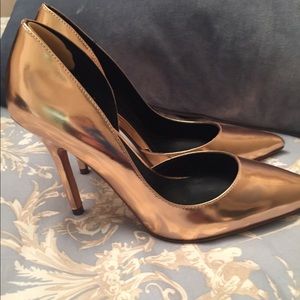 Pink-gold metallic pumps