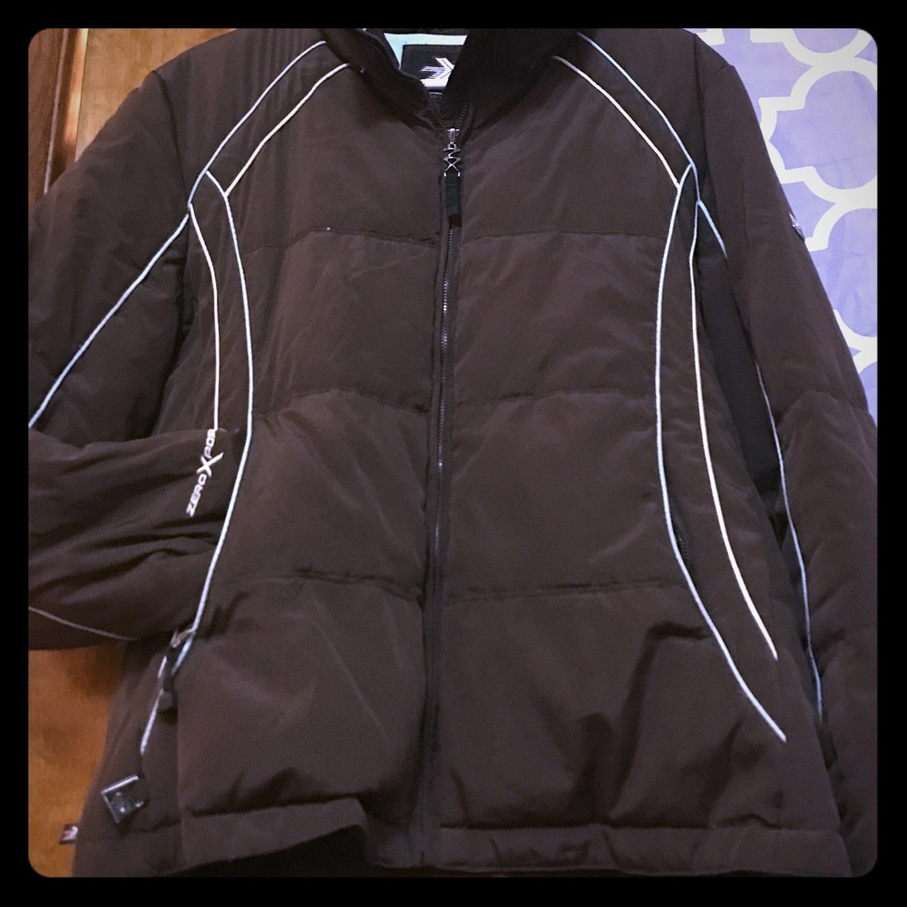 Brown puffer ski jacket with electronic pockets