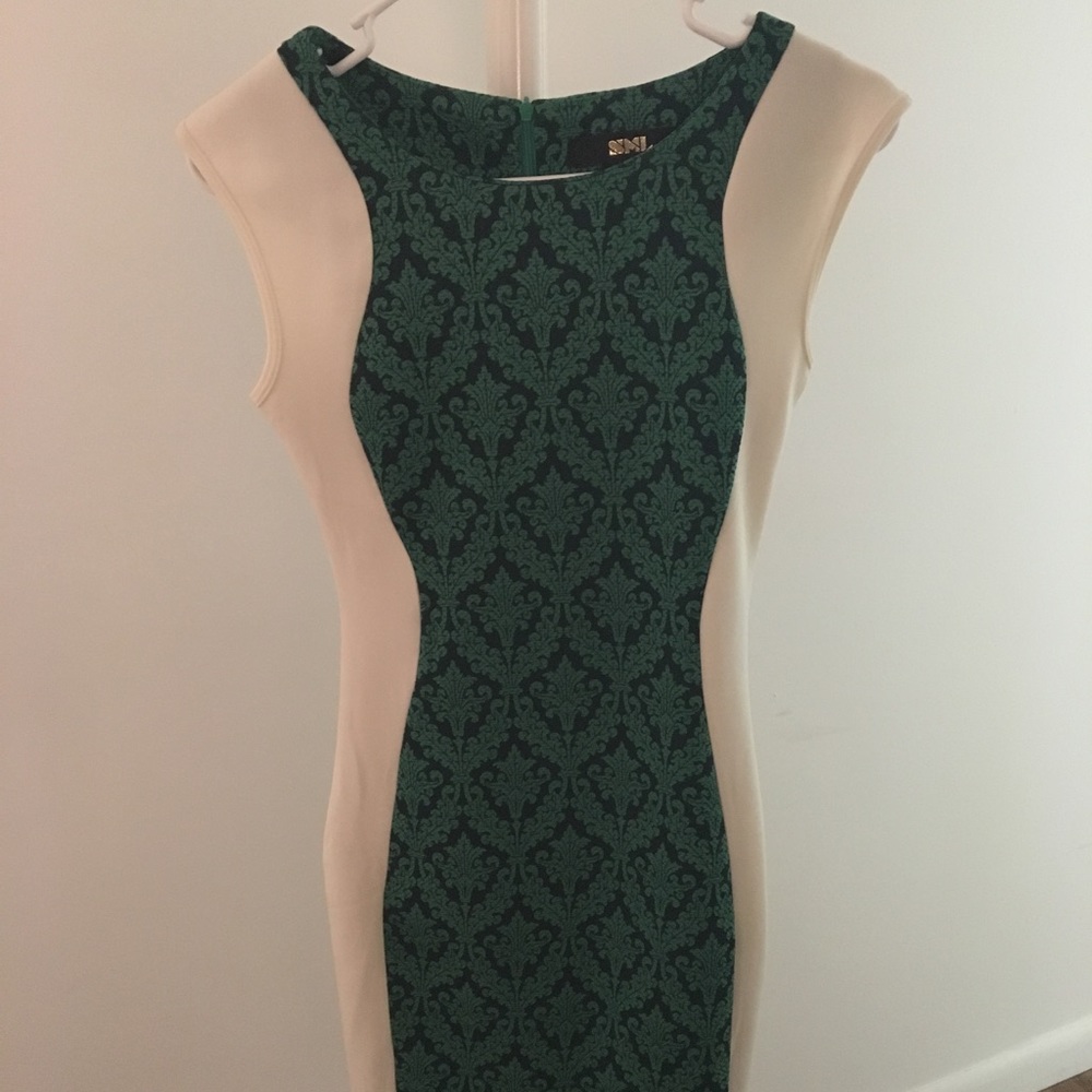 Body-hugging graphic design dress