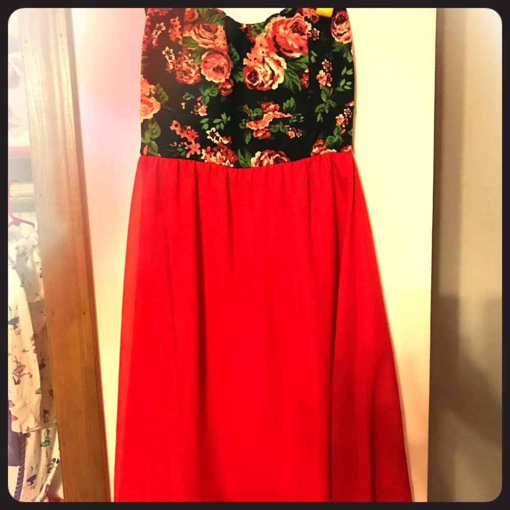 Strapless red dress with flowers