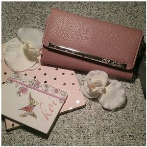 ❣NWT❣Steve Madden Dusty Roses Wallet