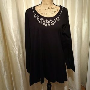 Pretty black tunic embellished with jewels!