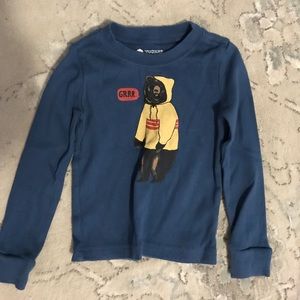 Blue shirt with bear in raincoat