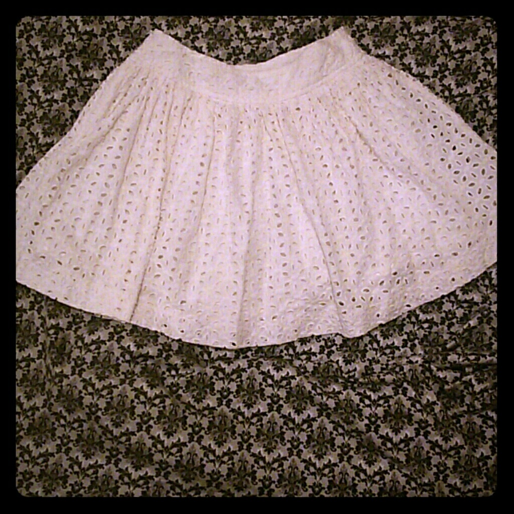 *SOLD* Pleated white lace skirt Forever 21