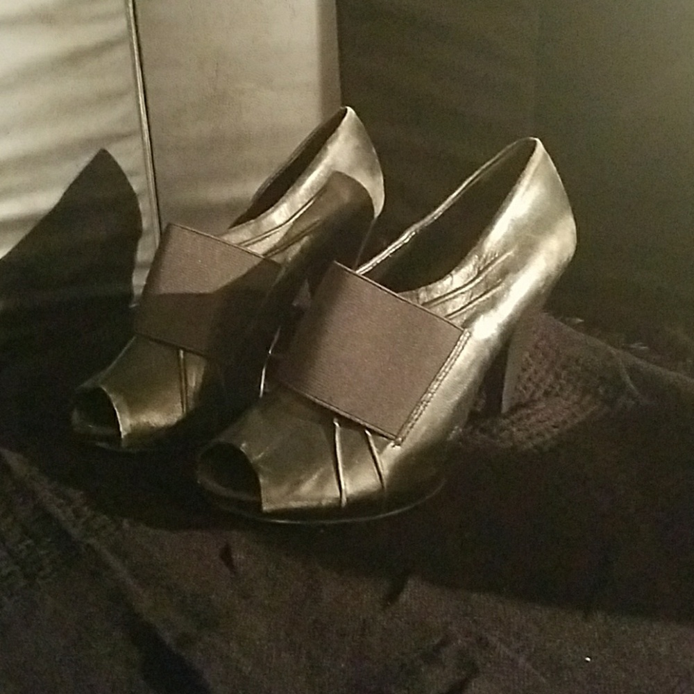Gianni Bini peep toe bootie