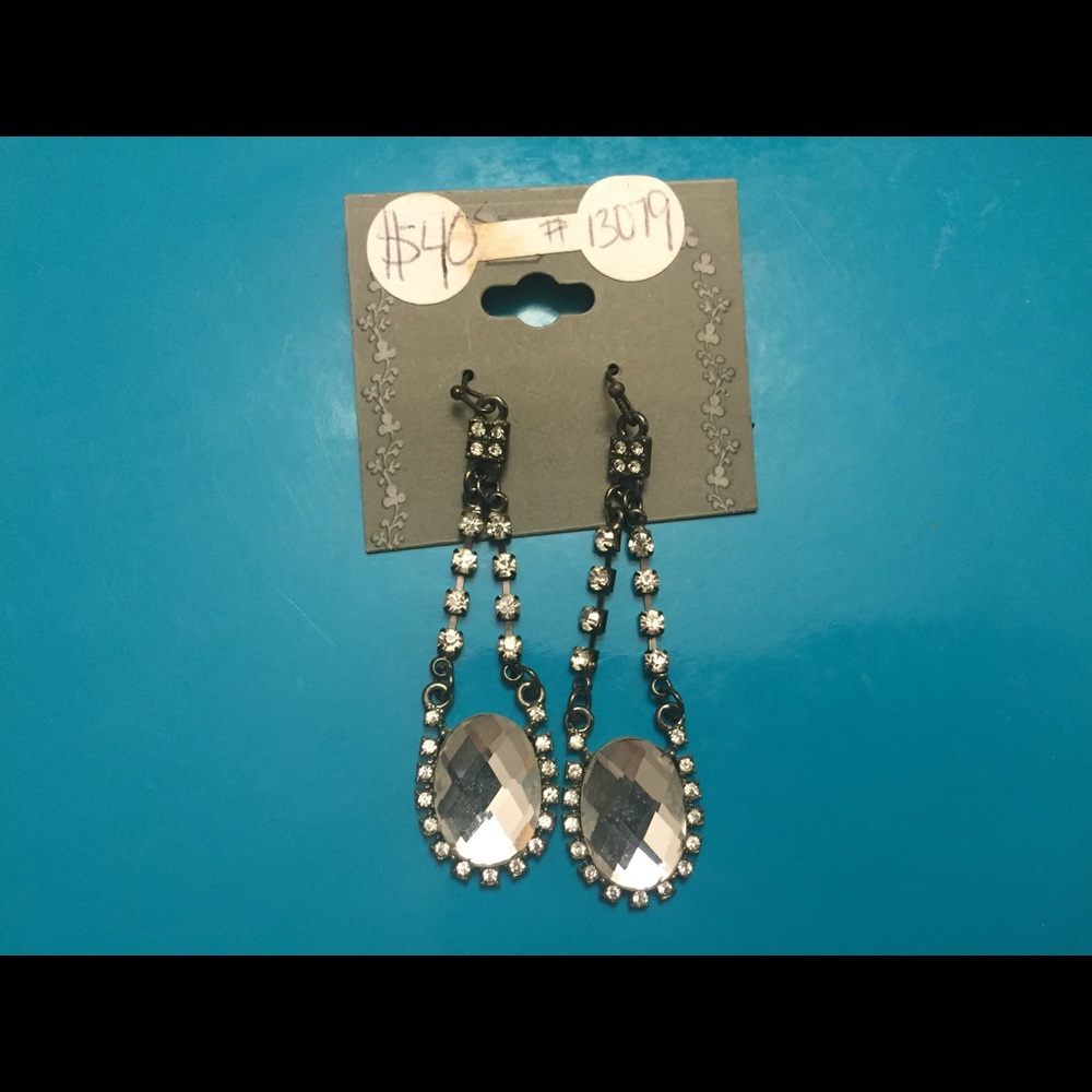 NEW Rhinestone Pewder Tone Earrings - Picture 2 of 4