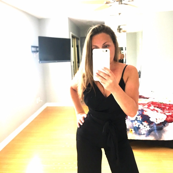 🌹🌹 Black Wide Leg Jumpsuit with Tie 🌹🌹 - Picture 2 of 6