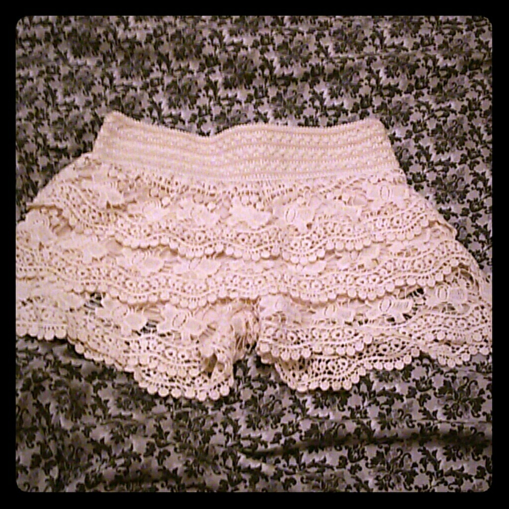 *SOLD* Cute lace shorts