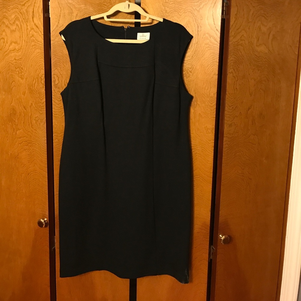 NWOT Chicos (So Slimming) sleeveless black dress