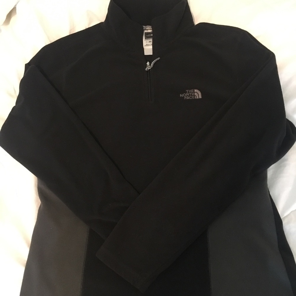 Black North Face half zip 😻