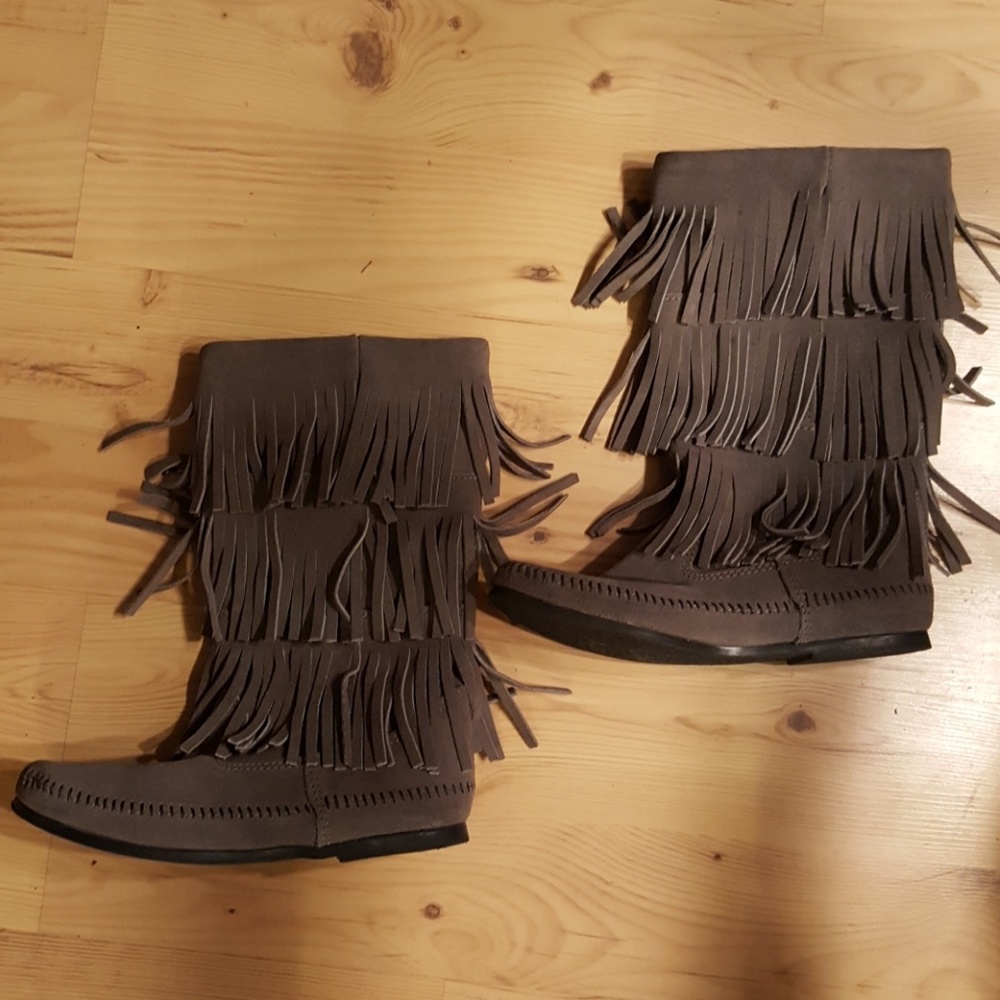New Minnetonka 3 tier fringe suede boots grey
