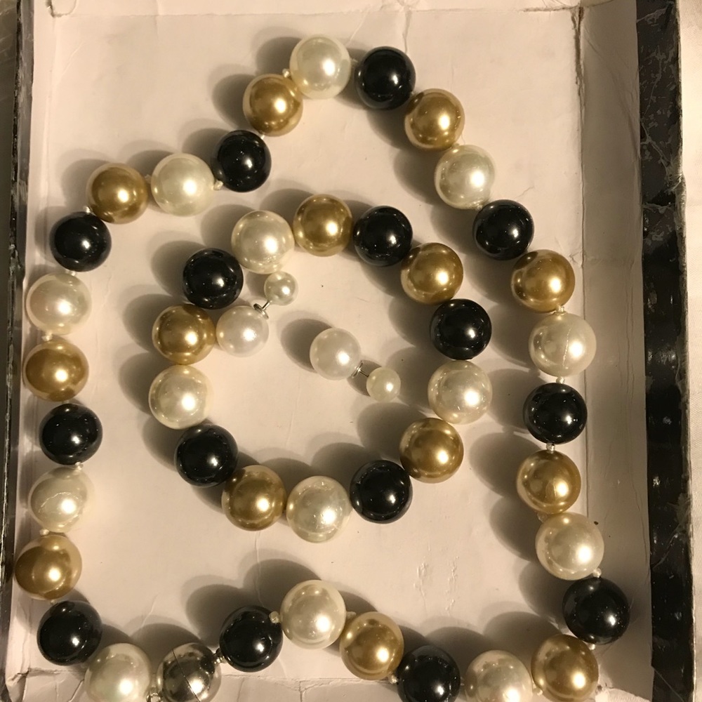 Fux pearls earring, necklace & bracelet.