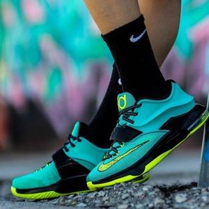 KD VII (GS) BOYS 6y Fits Women's 7 or 7.5