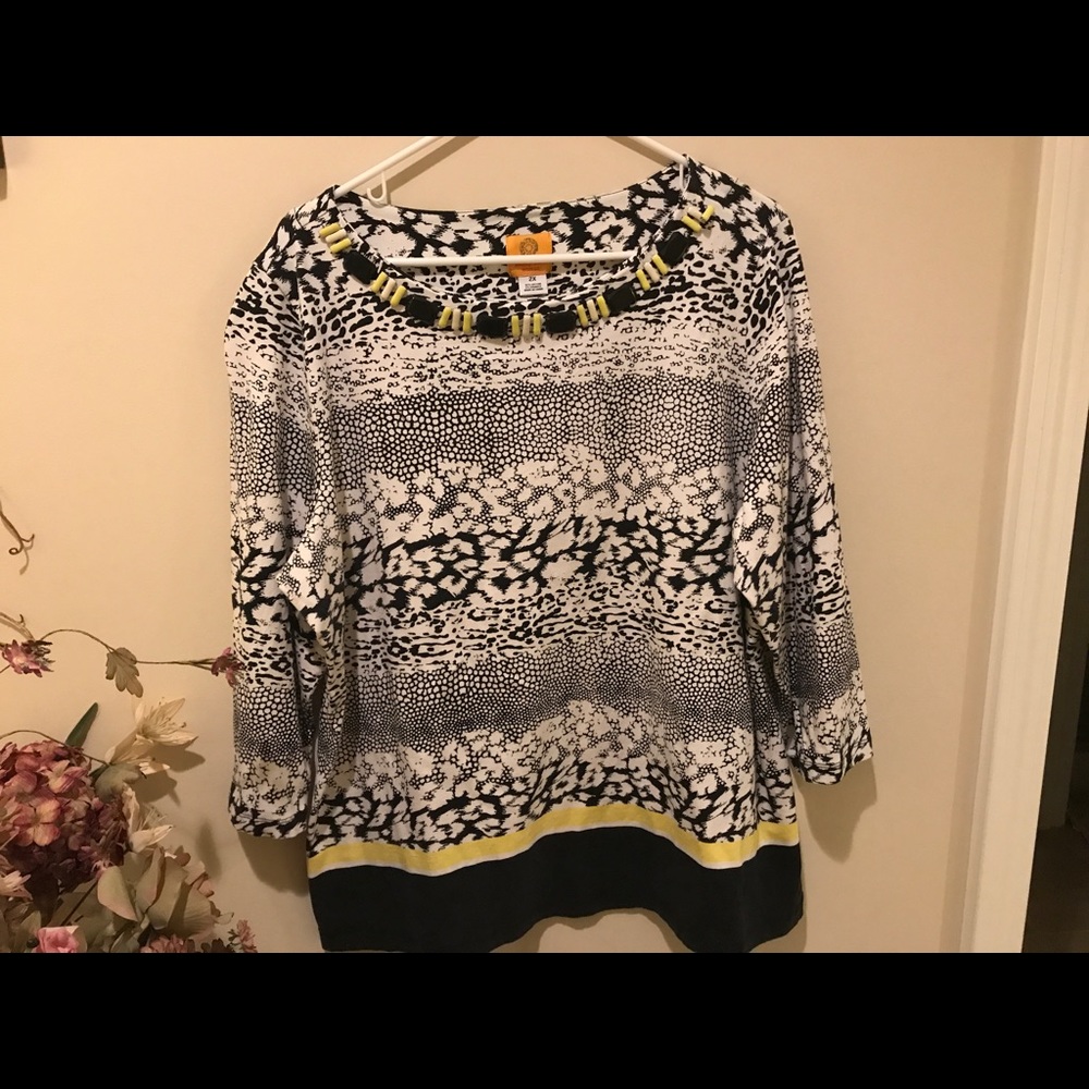 Black & white with touch of yellow 3/4 sleeve top