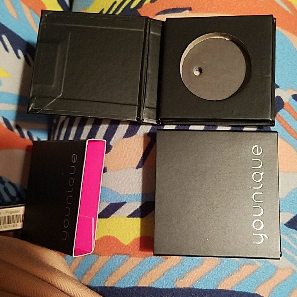 Younique single shadow compacts
