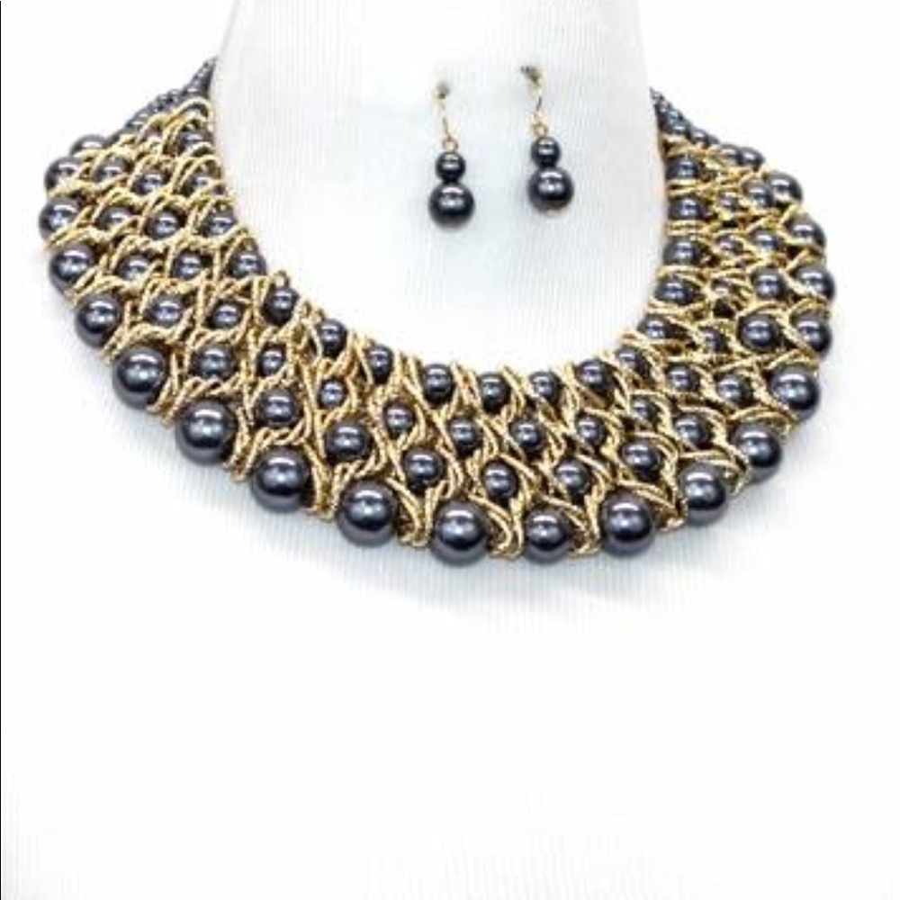 Pearl chocker