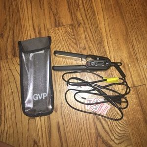 Travel size straightening iron