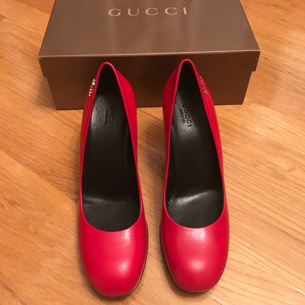 Gucci red leather pump