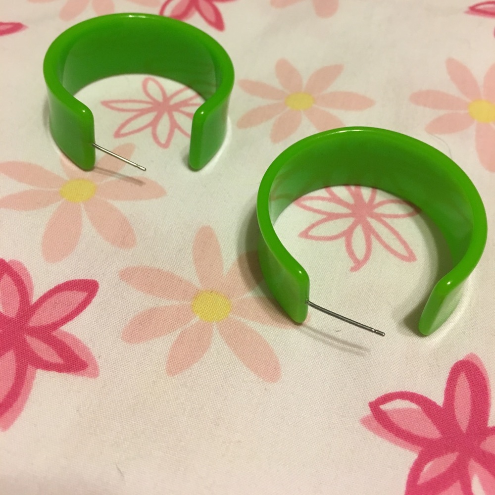 Lime green retro hoop earrings 💚